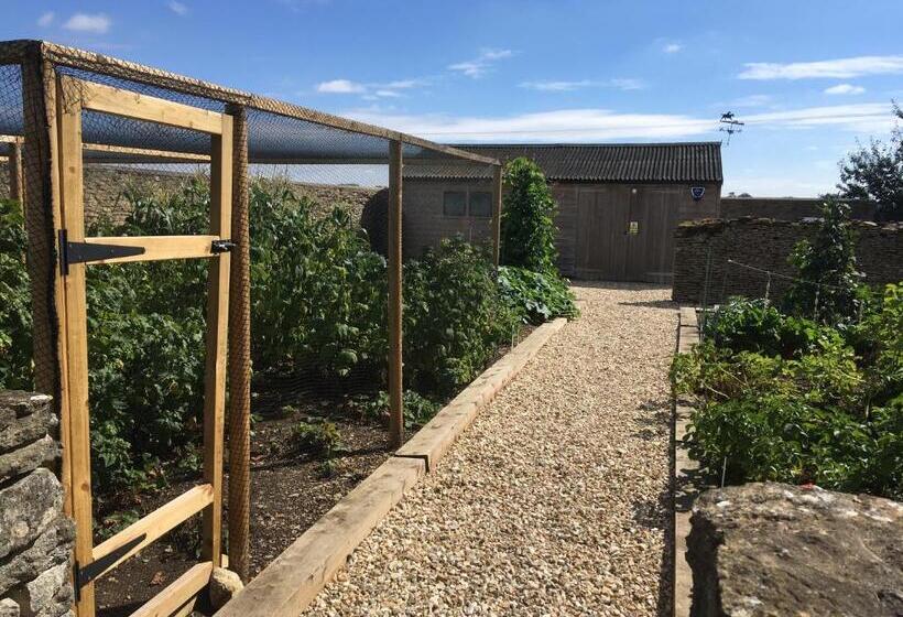 تختخواب و صبحانه Field End House Strawberry Lane Meysey Hampton
