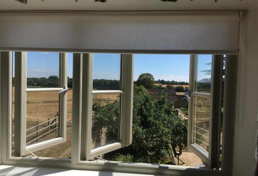 تختخواب و صبحانه Field End House Strawberry Lane Meysey Hampton