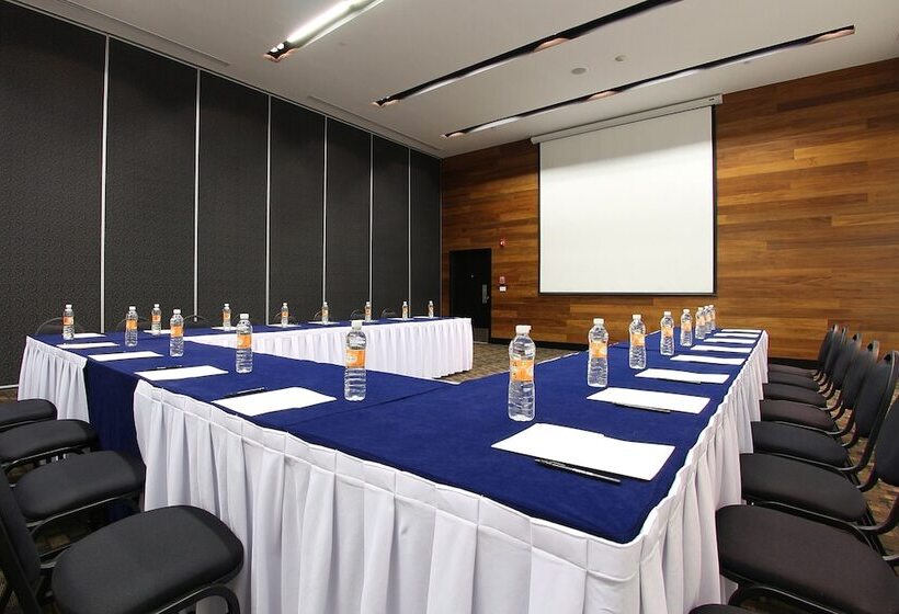 ホテル Fiesta Inn Merida