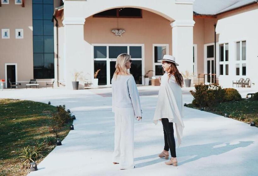 هتل Howard Johnson Resort & Convention Center Ezeiza