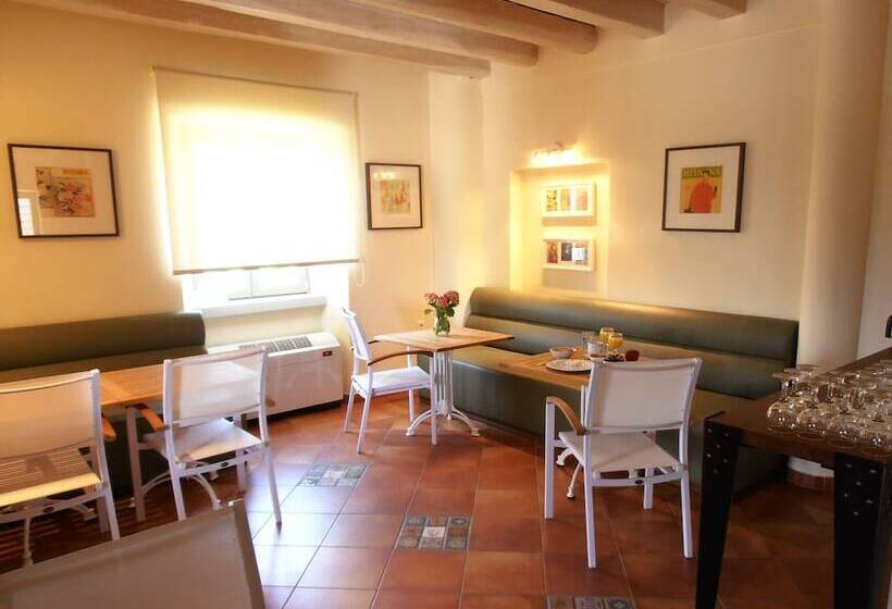 هتل The Lotus Tree