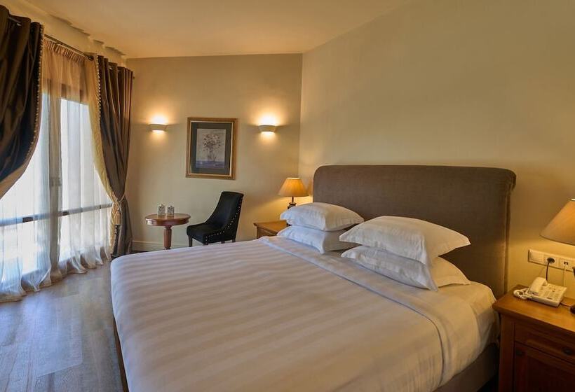 هتل Xenia Palace Portaria