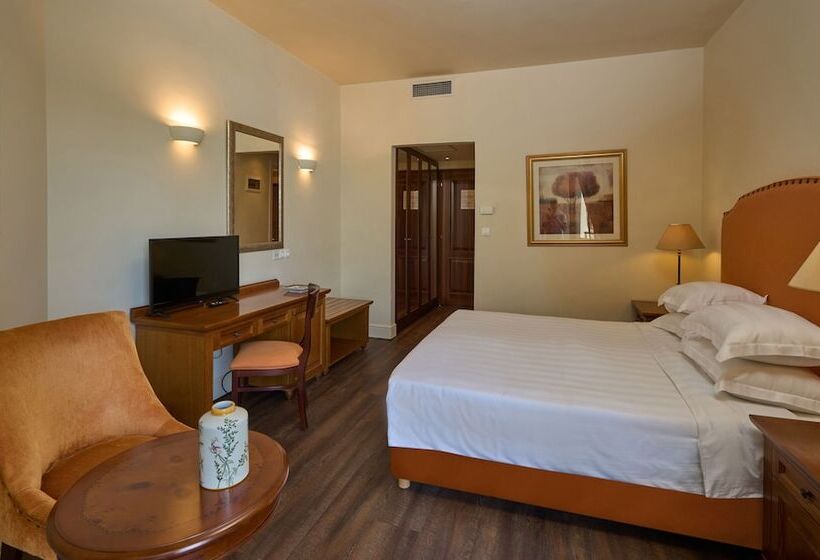 هتل Xenia Palace Portaria