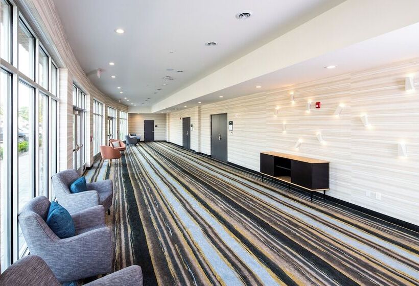 בית מלון כפרי Holiday Inn & Suites Detroit   Troy, An Ihg