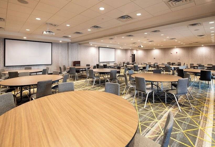 בית מלון כפרי Holiday Inn & Suites Detroit   Troy, An Ihg