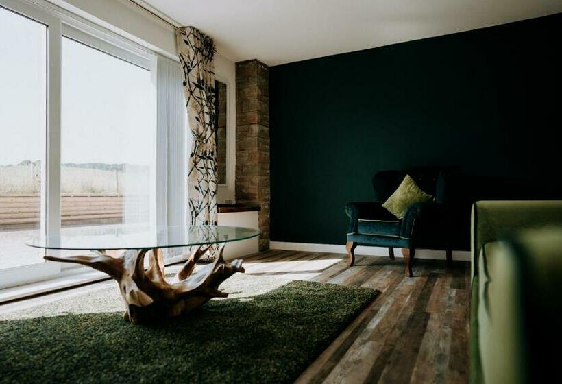Отель The Lodge By Cefn Tilla