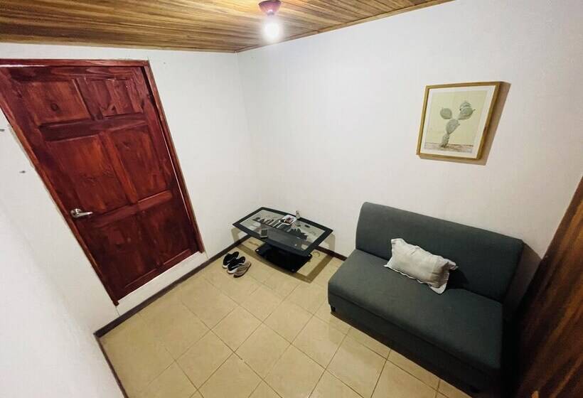 ベッドアンドブレックファースト Gufo Rooms , Apartahotel , La Fortuna Volcan Arenal