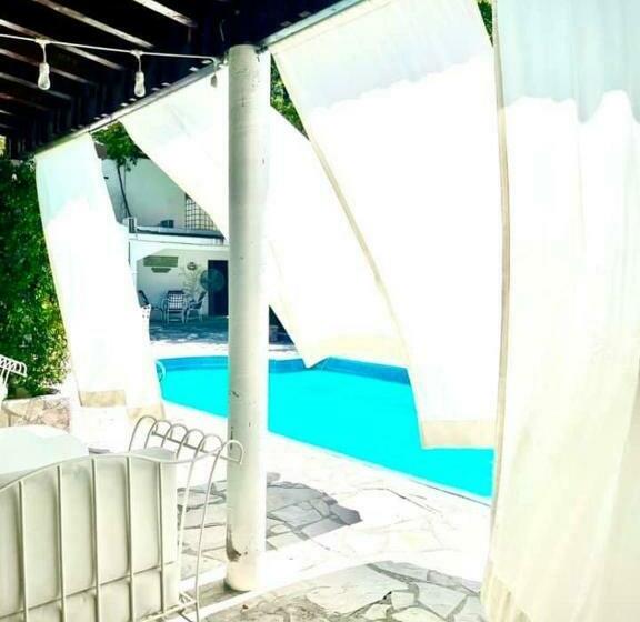 פנסיון La Casita Inn Bustamante