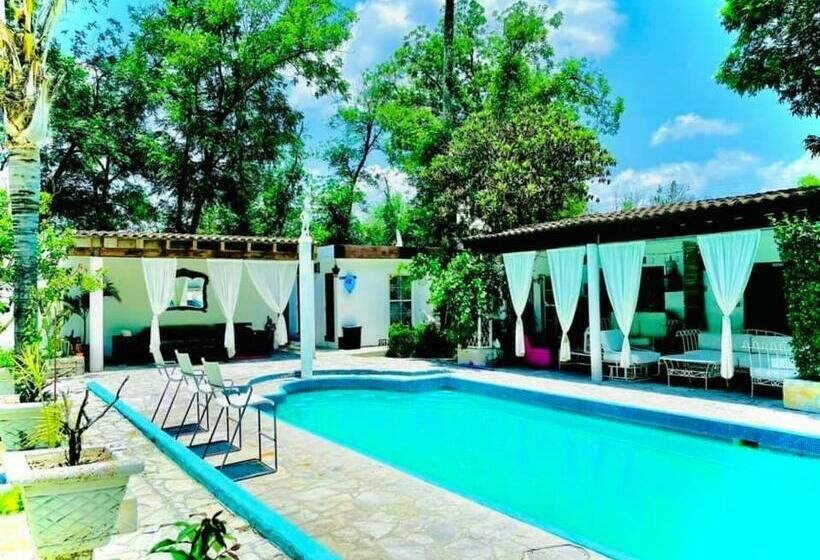 بنسيون La Casita Inn Bustamante