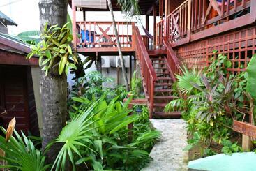 هتل West Bay Lodge