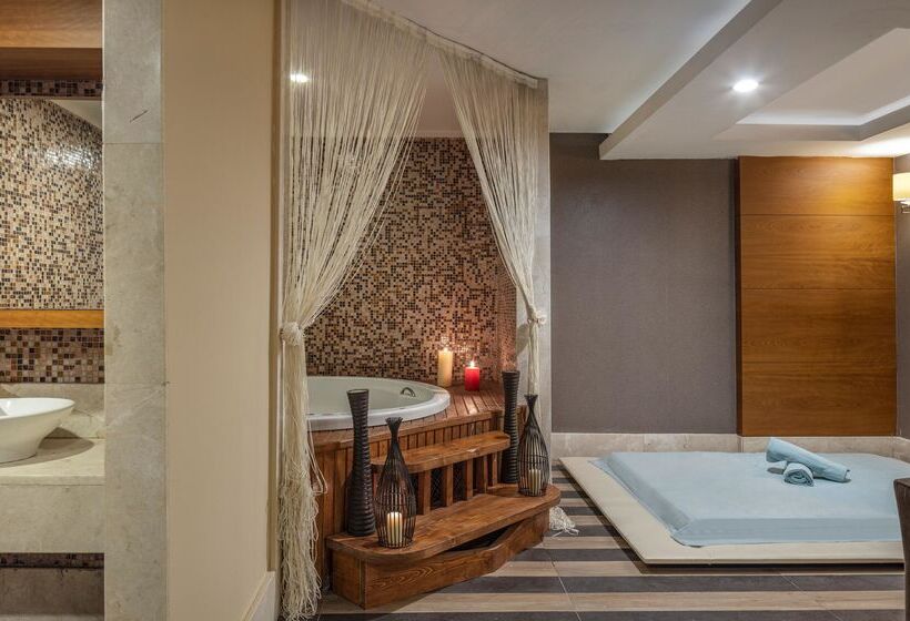 استراحتگاه Wyndham Garden Lara