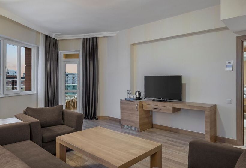 استراحتگاه Wyndham Garden Lara