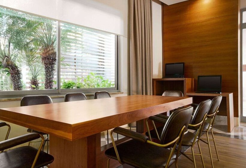 استراحتگاه Wyndham Garden Lara