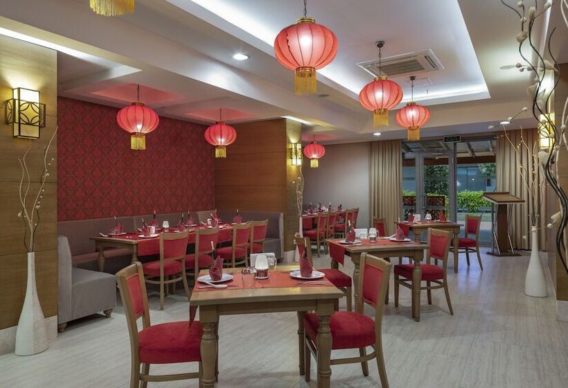 استراحتگاه Wyndham Garden Lara