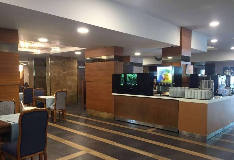استراحتگاه Wyndham Garden Lara