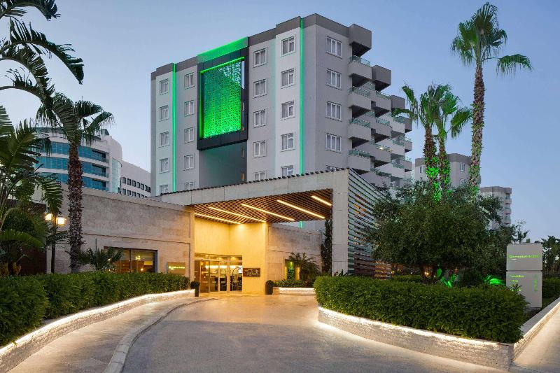 استراحتگاه Wyndham Garden Lara