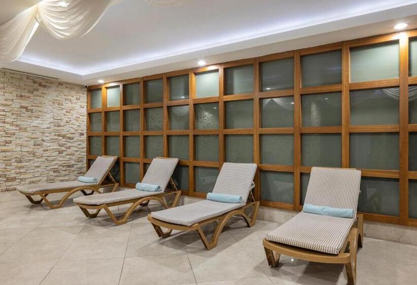 استراحتگاه Wyndham Garden Lara
