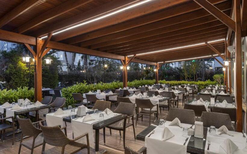 استراحتگاه Wyndham Garden Lara