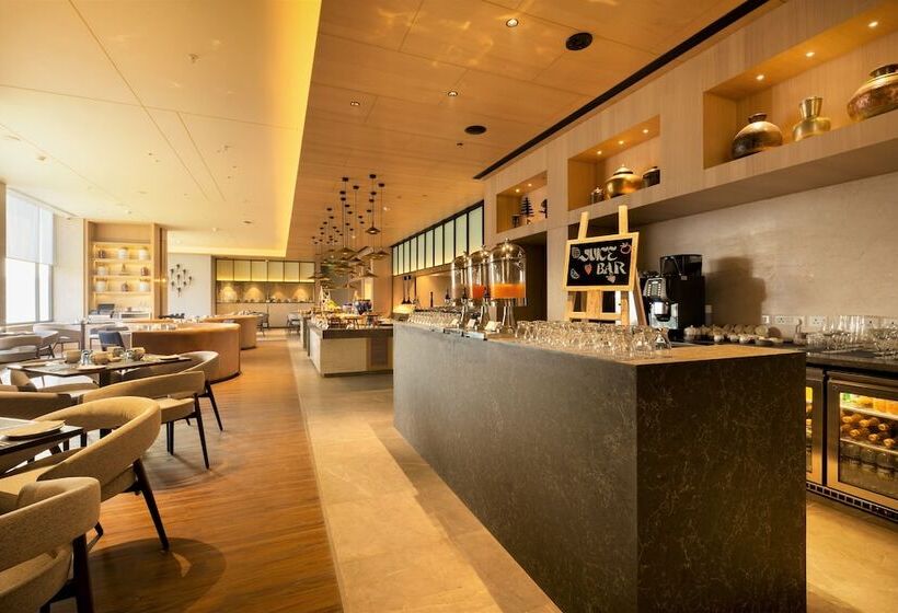 هتل Courtyard By Marriott Vadodara