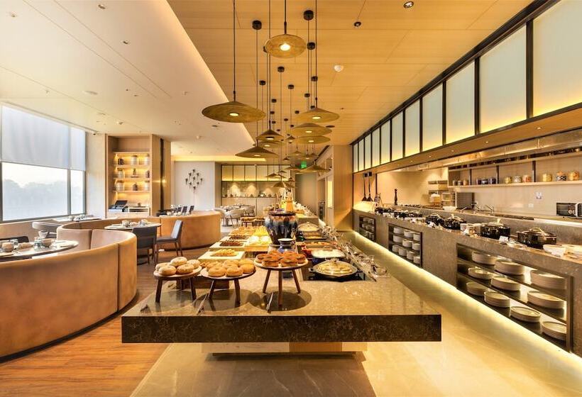 هتل Courtyard By Marriott Vadodara