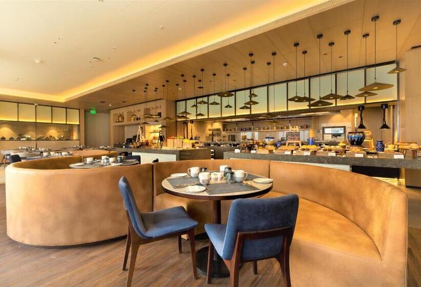 هتل Courtyard By Marriott Vadodara