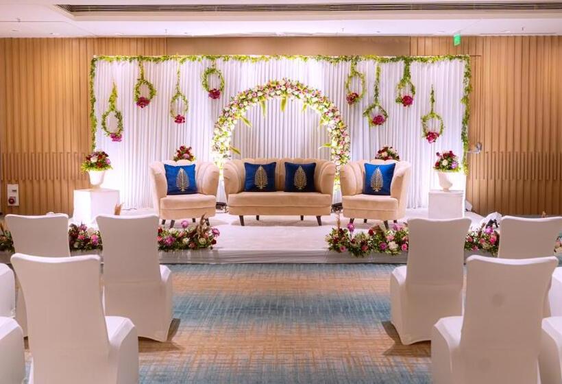 هتل Courtyard By Marriott Vadodara