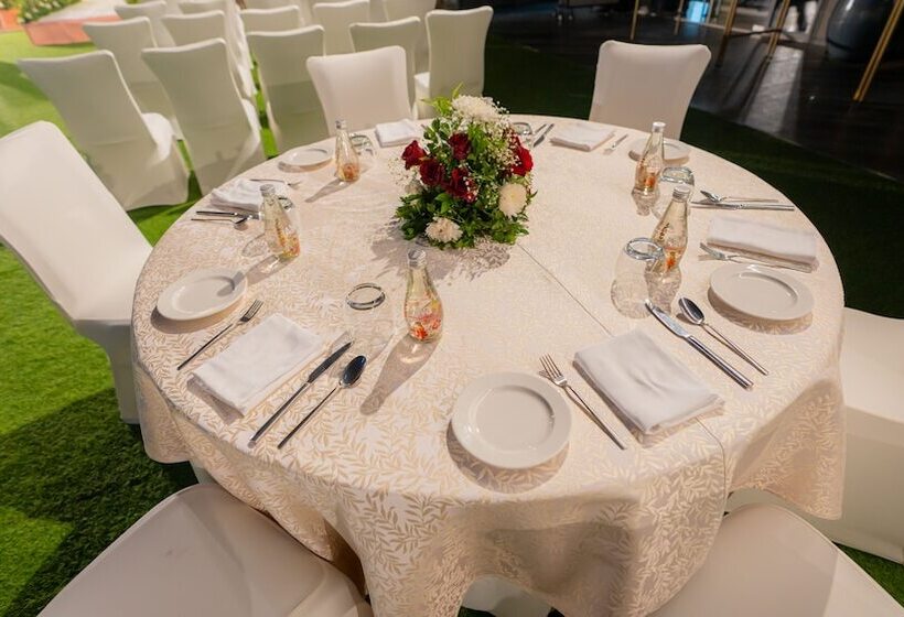 هتل Courtyard By Marriott Vadodara
