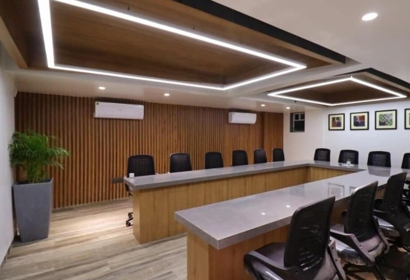 בית מלון כפרי Chitra Executive