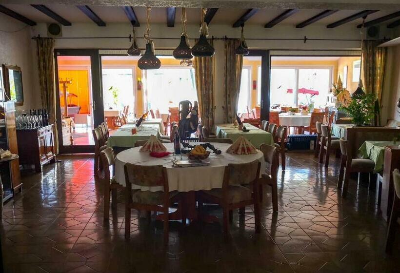 ホテル Weinhaus Burg Schneider