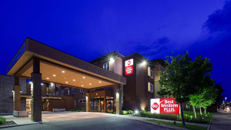 Отель Best Western Plus Bathurst  And Suites