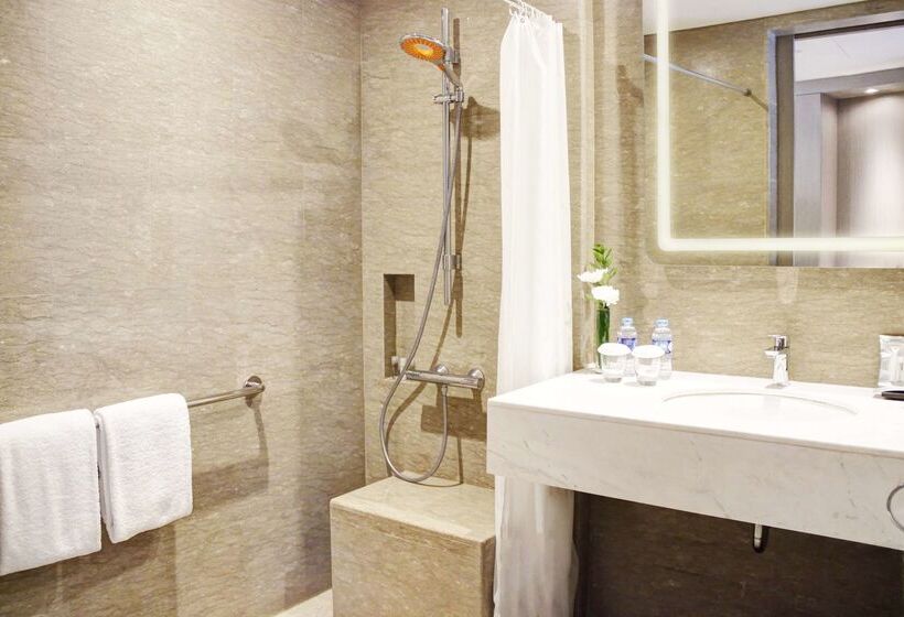 בית מלון כפרי Doubletree By Hilton Jakarta   Diponegoro