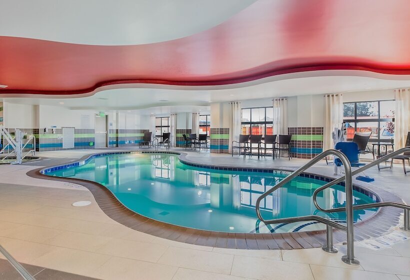 فندق Holiday Inn Express & Suites Eureka, An Ihg