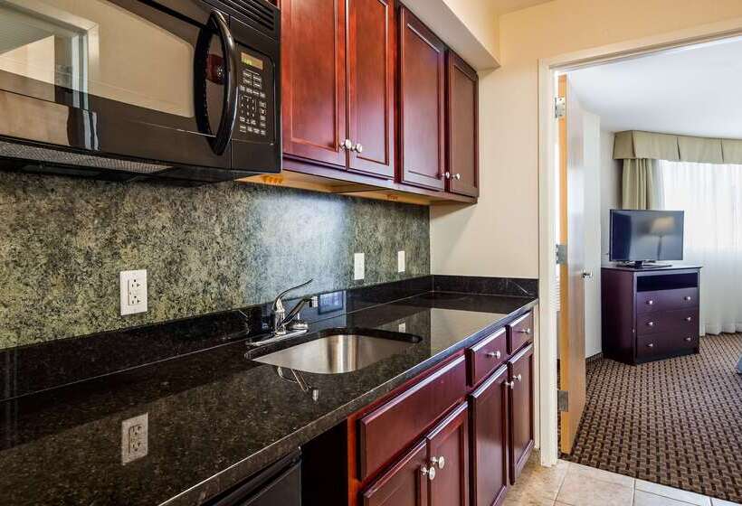 Отель Best Western Plus Philadelphia Airport South At Widener University