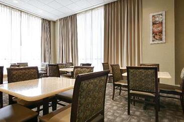هتل Best Western Plus Philadelphia Airport South At Widener University