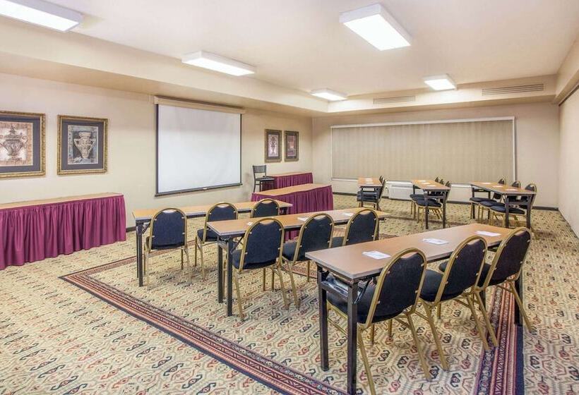 هتل Hawthorn Extended Stay By Wyndham Bloomington