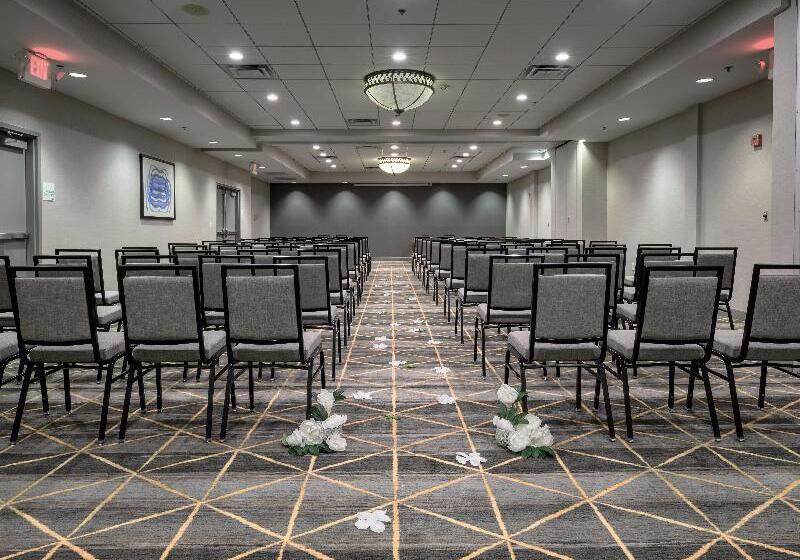 هتل Holiday Inn Raleigh Durham Airport, An Ihg