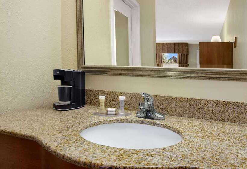 هتل Howard Johnson By Wyndham Greensboro Near The Coliseum