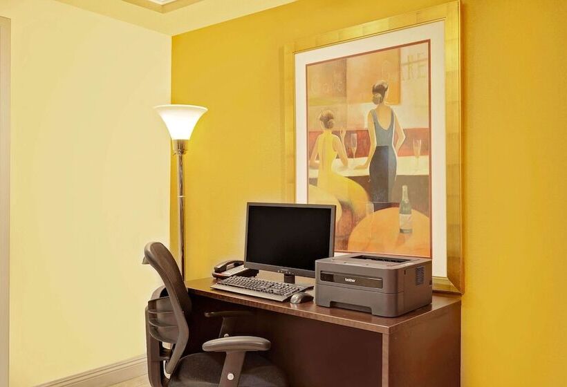 هتل Howard Johnson By Wyndham Las Vegas Near The Strip