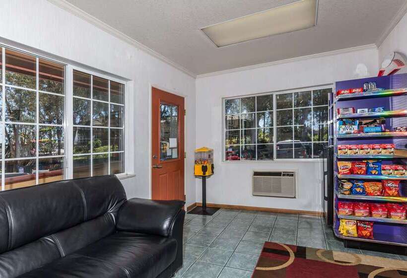 هتل Howard Johnson By Wyndham Santa Cruz Beach Boardwalk