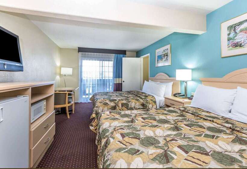 هتل Howard Johnson By Wyndham Santa Cruz Beach Boardwalk