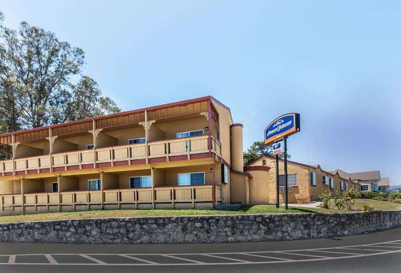 هتل Howard Johnson By Wyndham Santa Cruz Beach Boardwalk