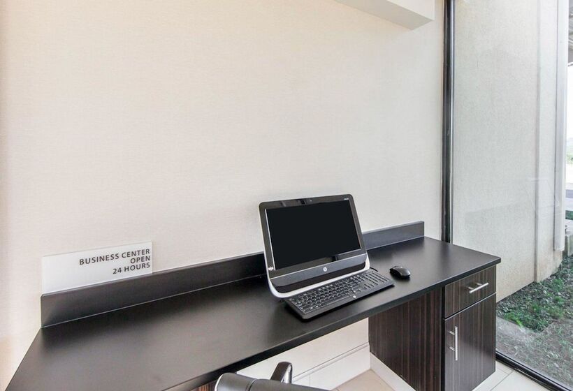 בית מלון כפרי Quality Inn & Suites