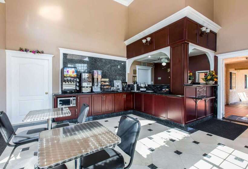 בית מלון כפרי Rodeway Inn