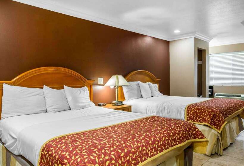 בית מלון כפרי Rodeway Inn