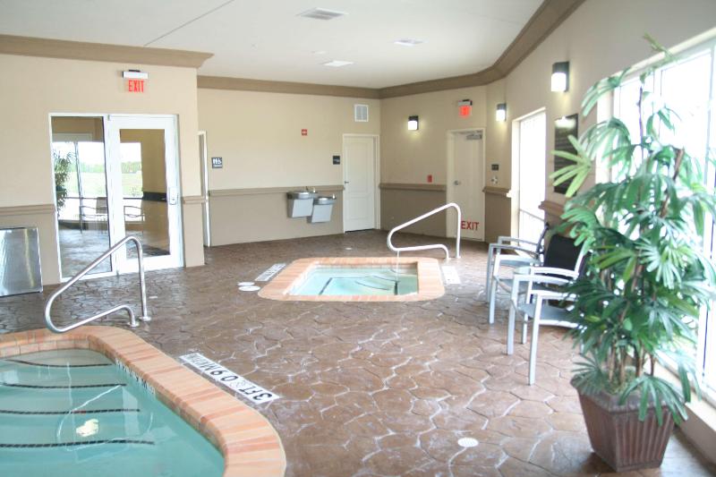 هتل Hampton Inn & Suites Cleburne