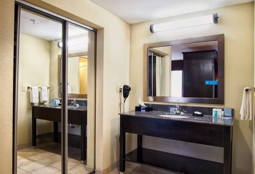 هتل Hampton Inn & Suites Elk City