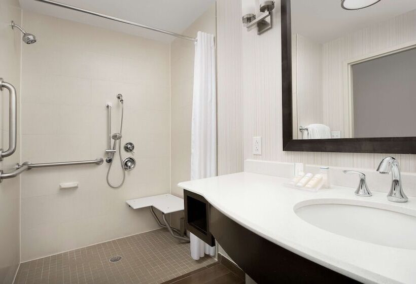 هتل Hilton Garden Inn Charlotte Airport
