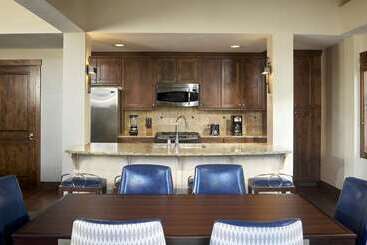 هتل Hilton Grand Vacations Club Sunrise Lodge Park City