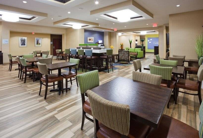 هتل Holiday Inn Express  And Suites Fort Dodge