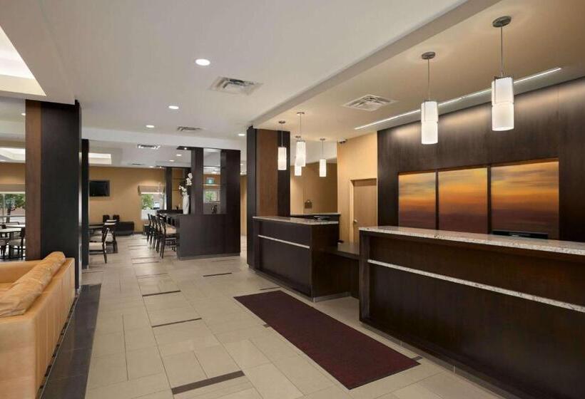 هتل Days Inn & Suites By Wyndham Winnipeg Airport Manitoba